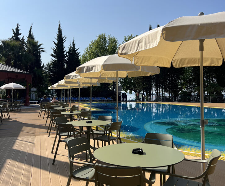 Patio attorno alla piscina esterna del Parc Hotel Gritti a Bardolino