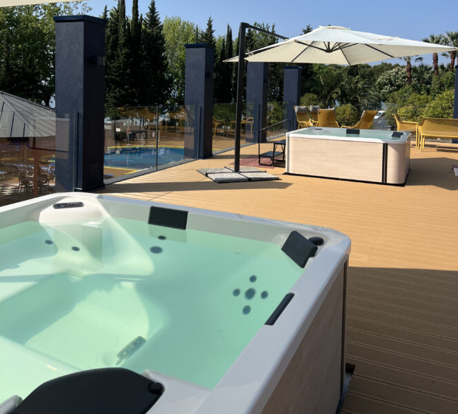 Vasche idromassaggio sulla terrazza panoramica di Parc Hotel Gritti a Bardolino