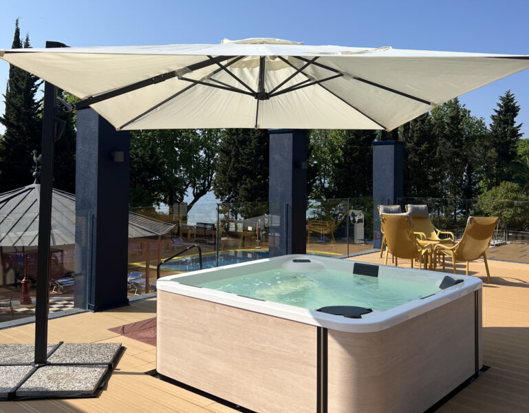 Vasca idromassaggio sulla terrazza panoramica di Parc Hotel Gritti
